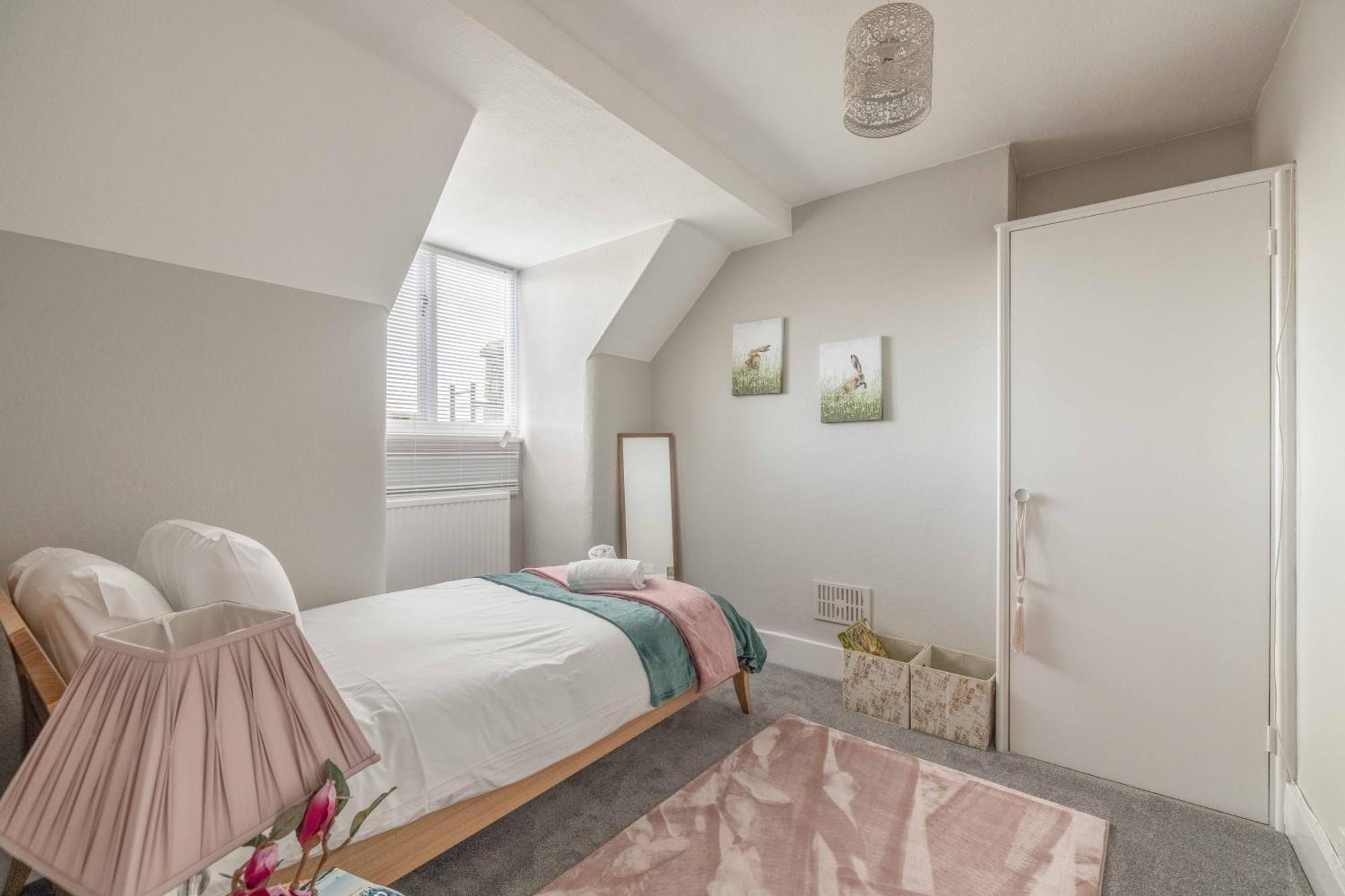 Apartment 2 Bed, 2bath Apartment, Walk To Castle! Windsor