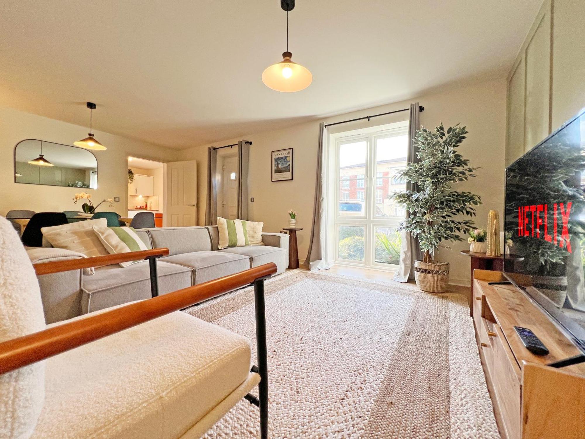 Prime Location 3 Bedroom With Free Private Parking * Windsor