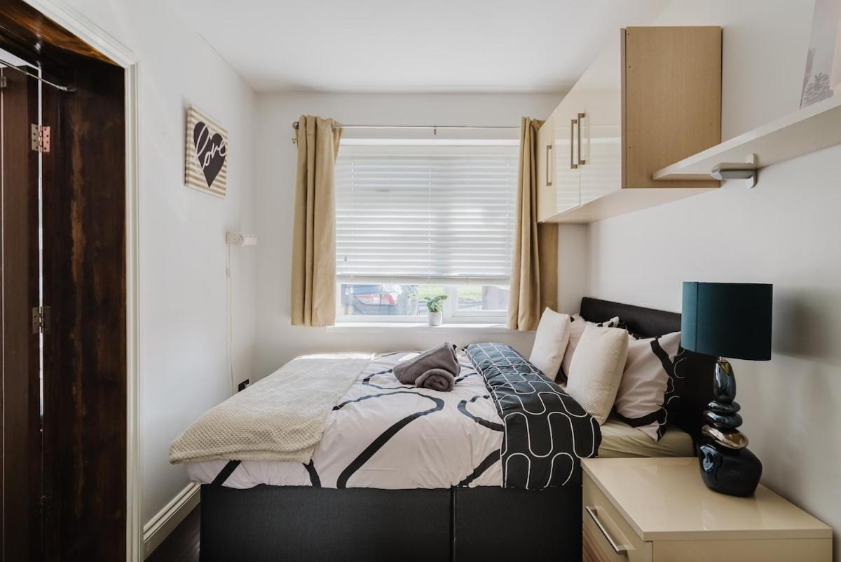 Four Bedroom House By Brookland Serviced Short Lets London With Free Wifi Apartment Windsor