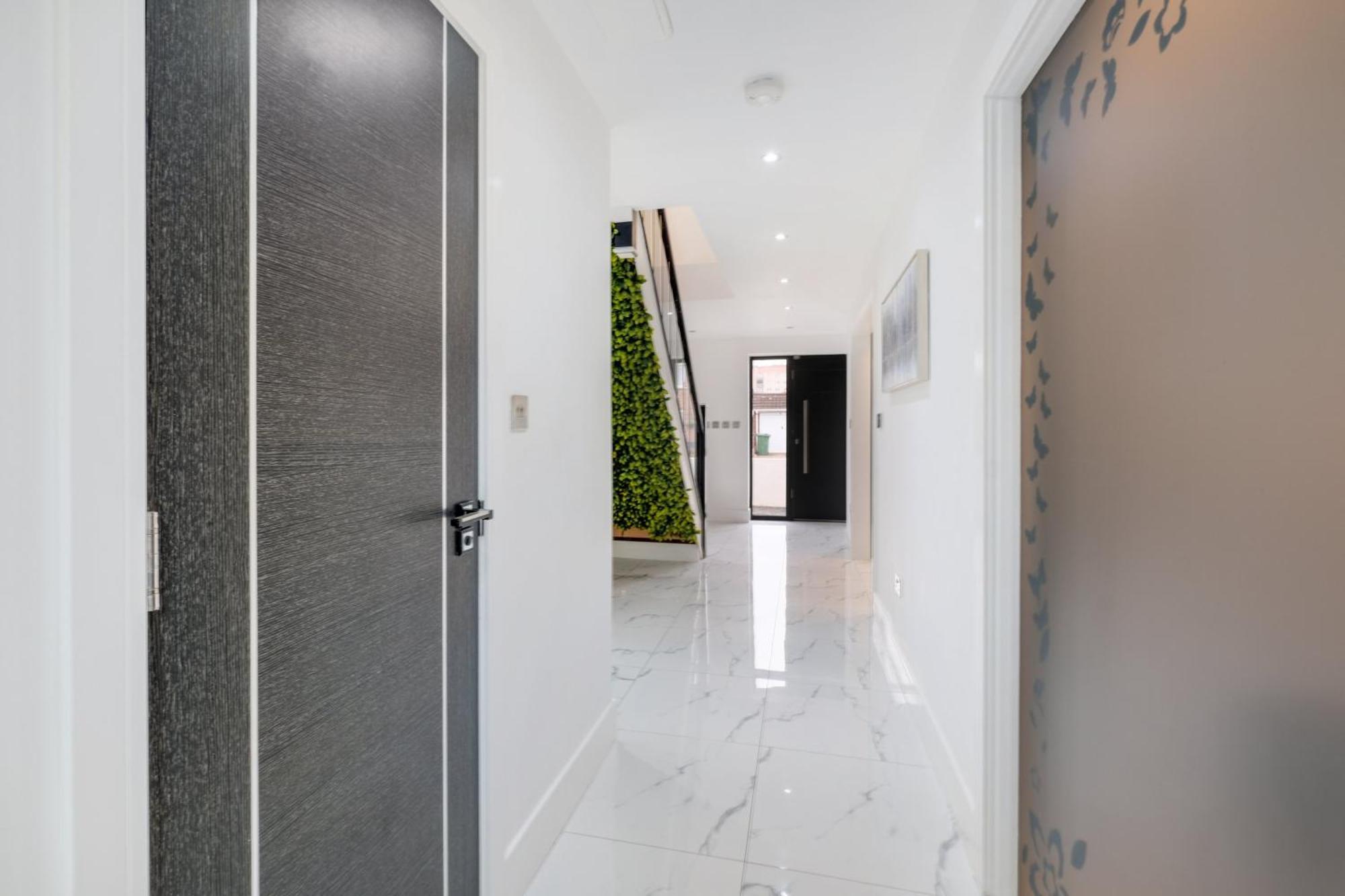 Stunning 5 Bedroom, 3 Bathroom In Holiday home
