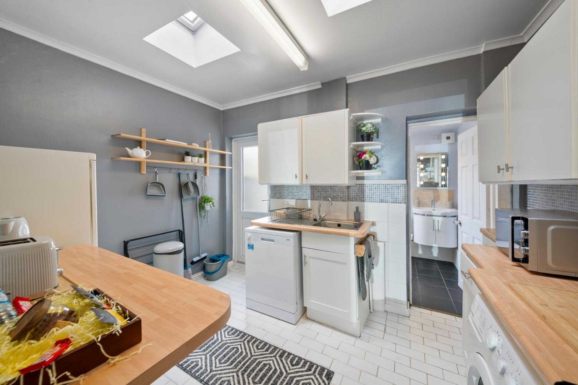Charming With Free Parking That Is Perfect For Relaxation *