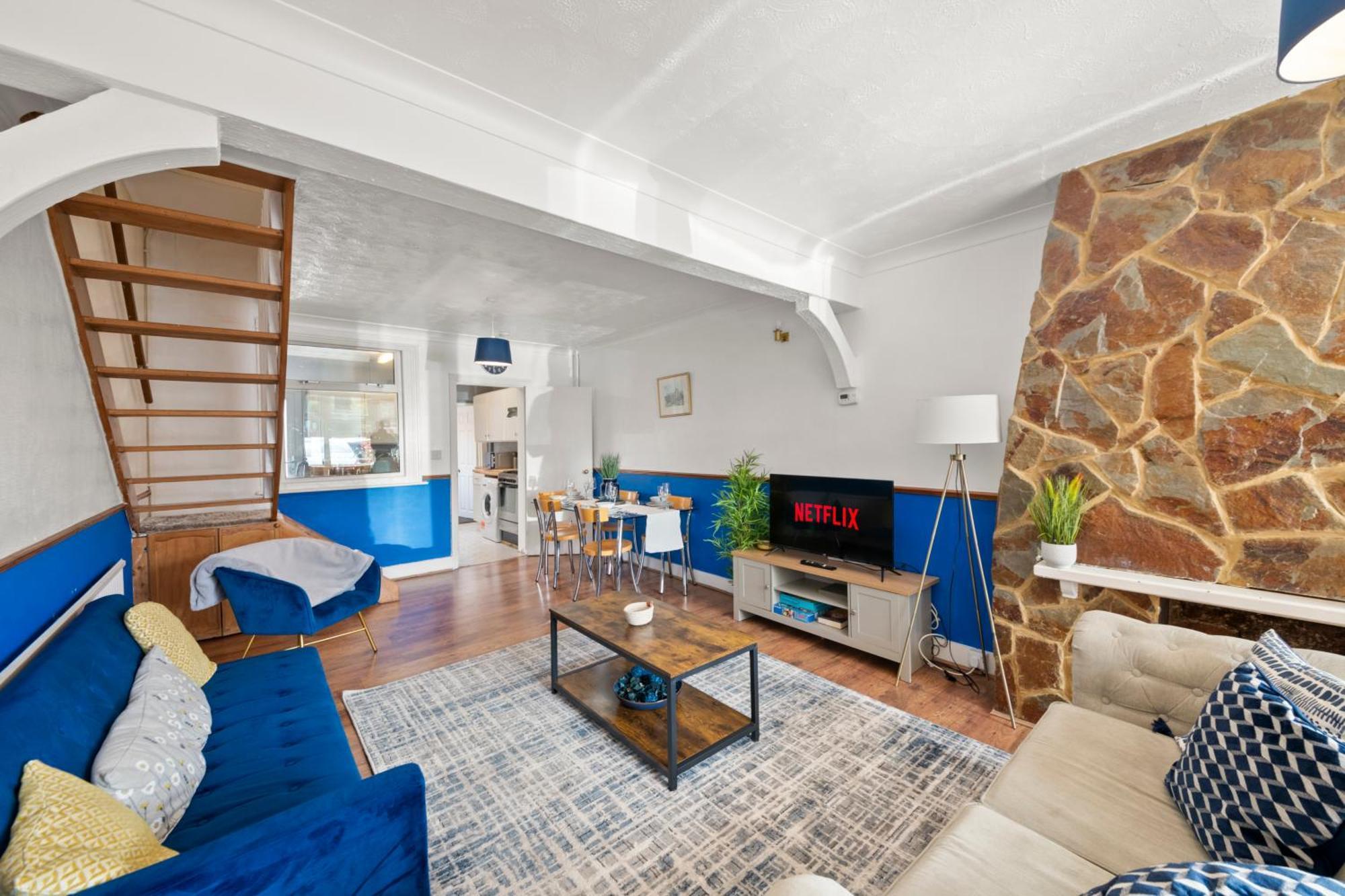 Charming With Free Parking That Is Perfect For Relaxation
