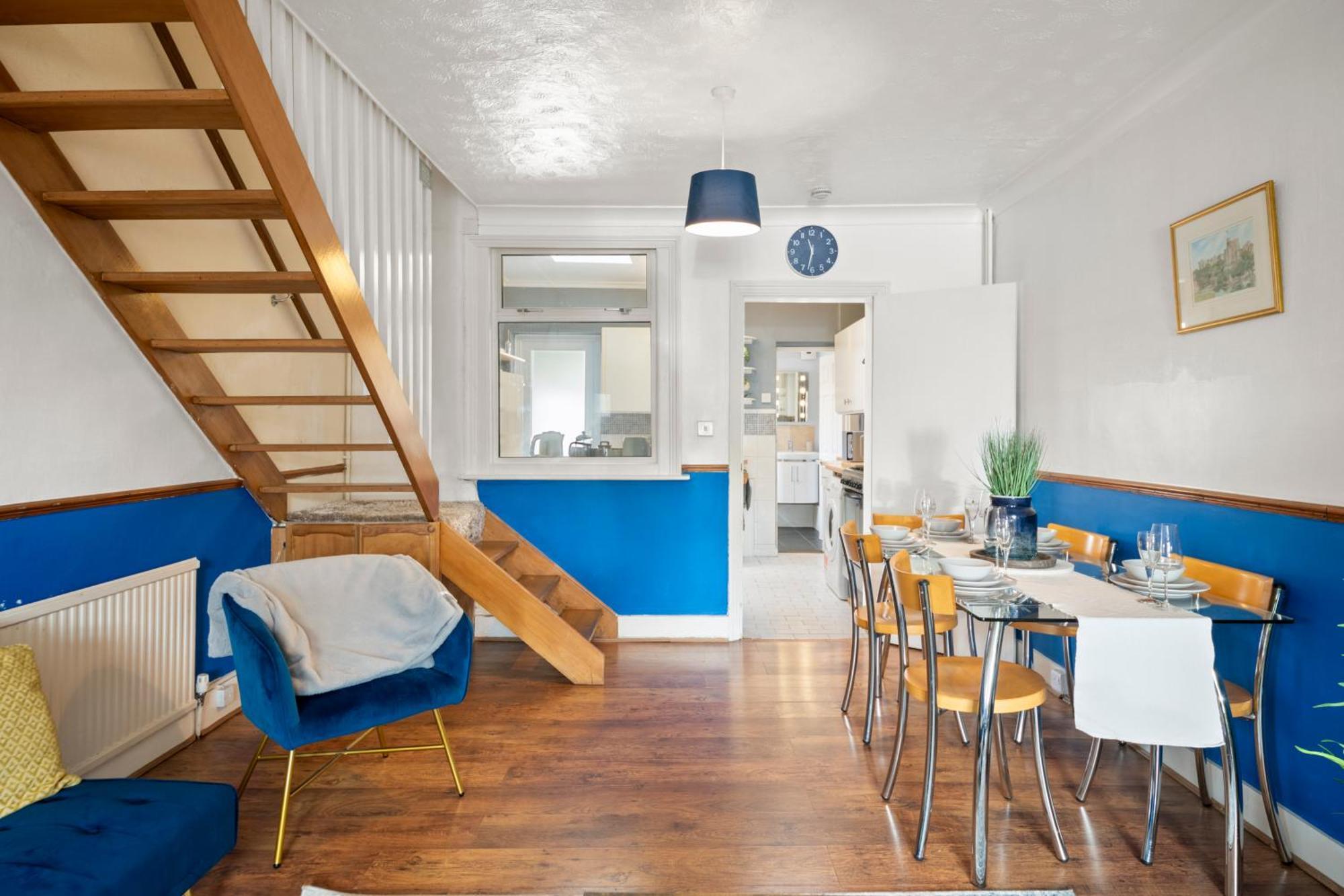 Holiday home Charming With Free Parking That Is Perfect For Relaxation