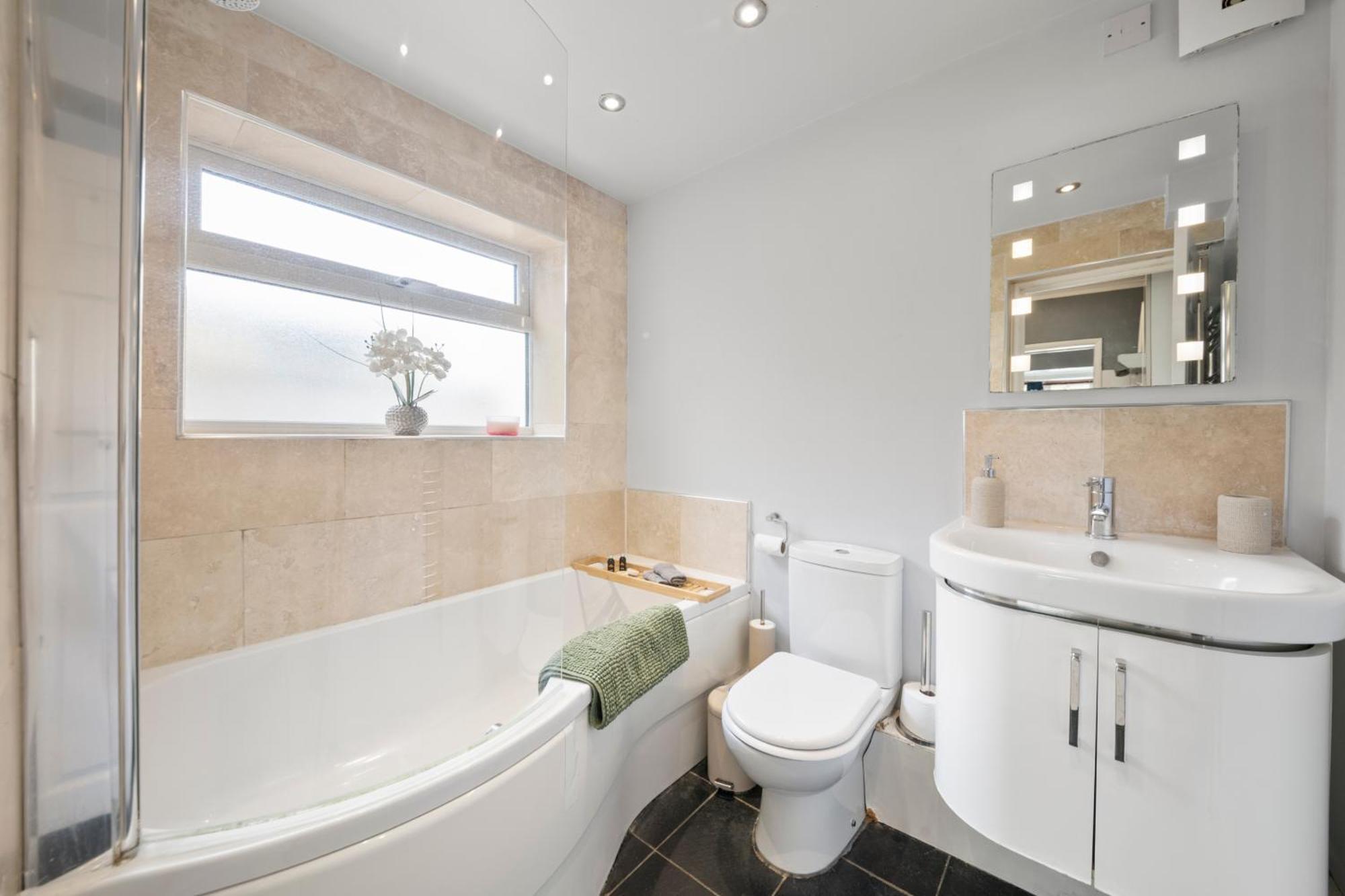 Charming With Free Parking That Is Perfect For Relaxation Holiday home Windsor