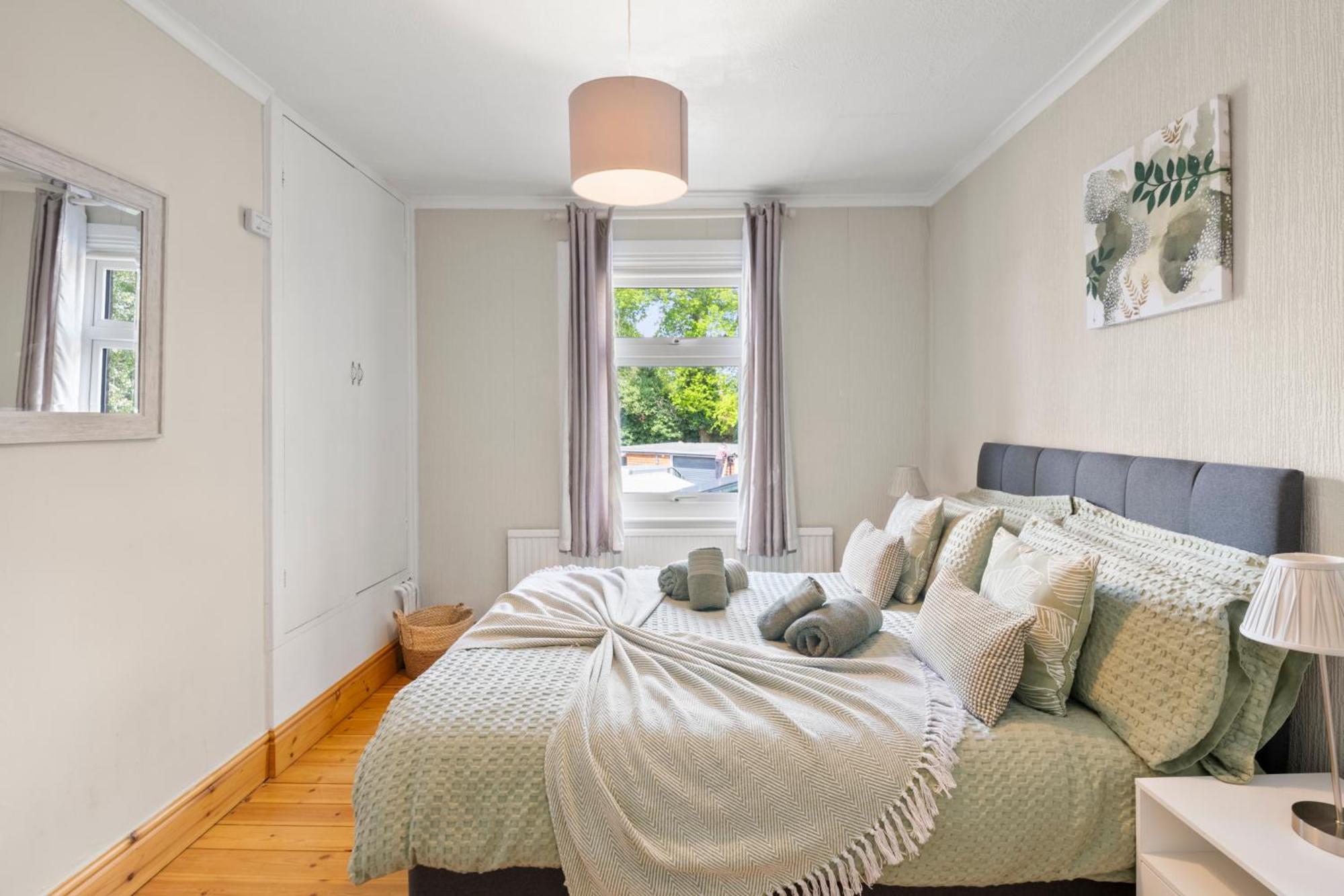 Holiday home Charming With Free Parking That Is Perfect For Relaxation Windsor