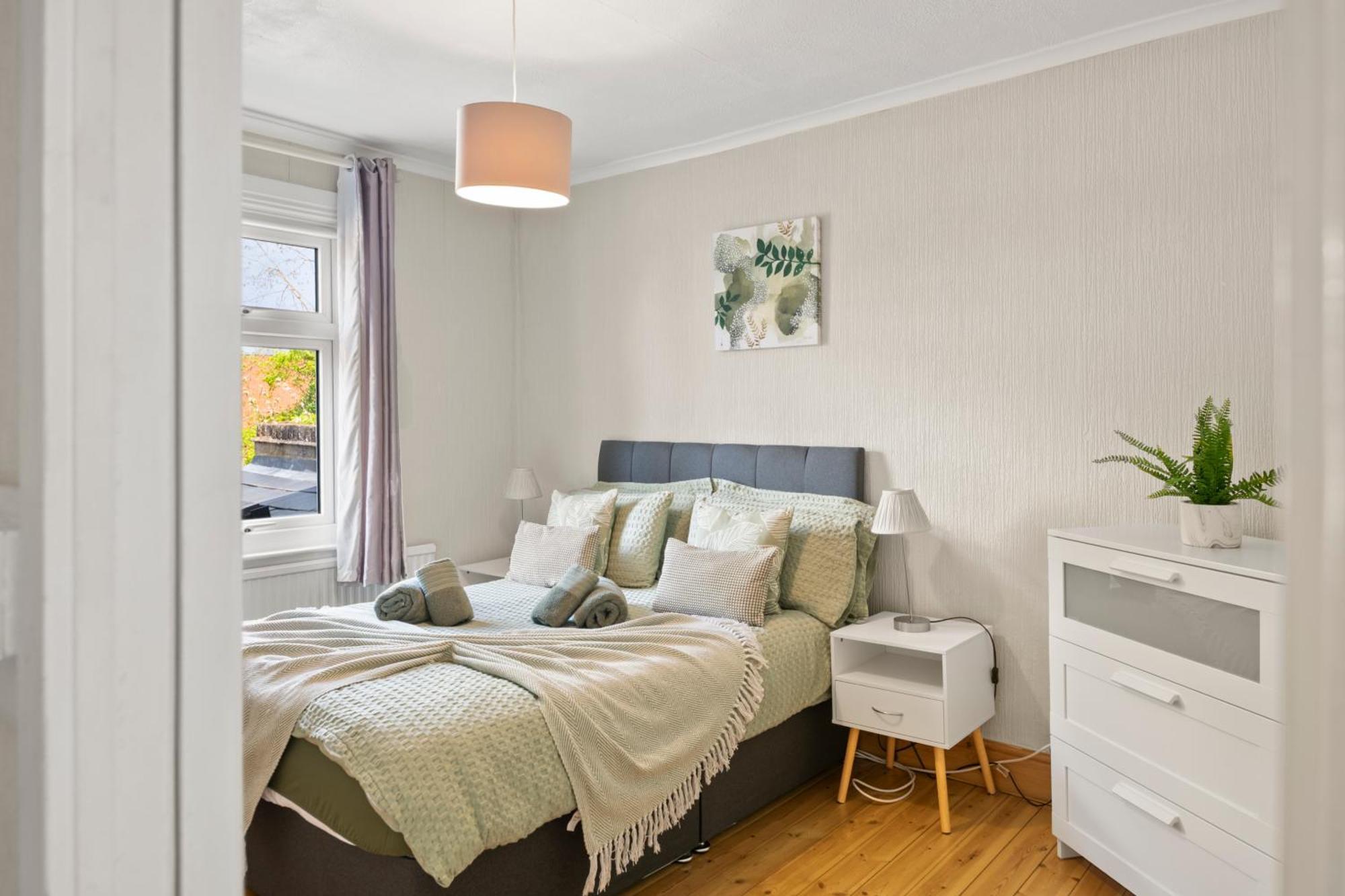 Charming With Free Parking That Is Perfect For Relaxation