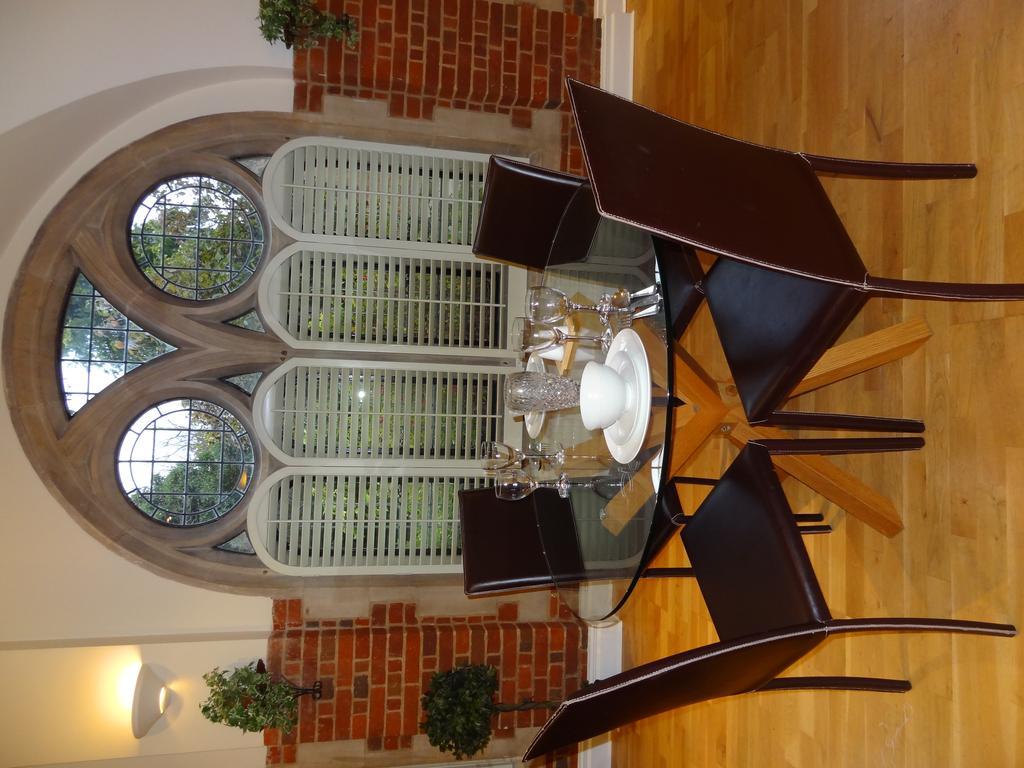 Lay Your Hat Serviced - Convent Court Apartment Windsor