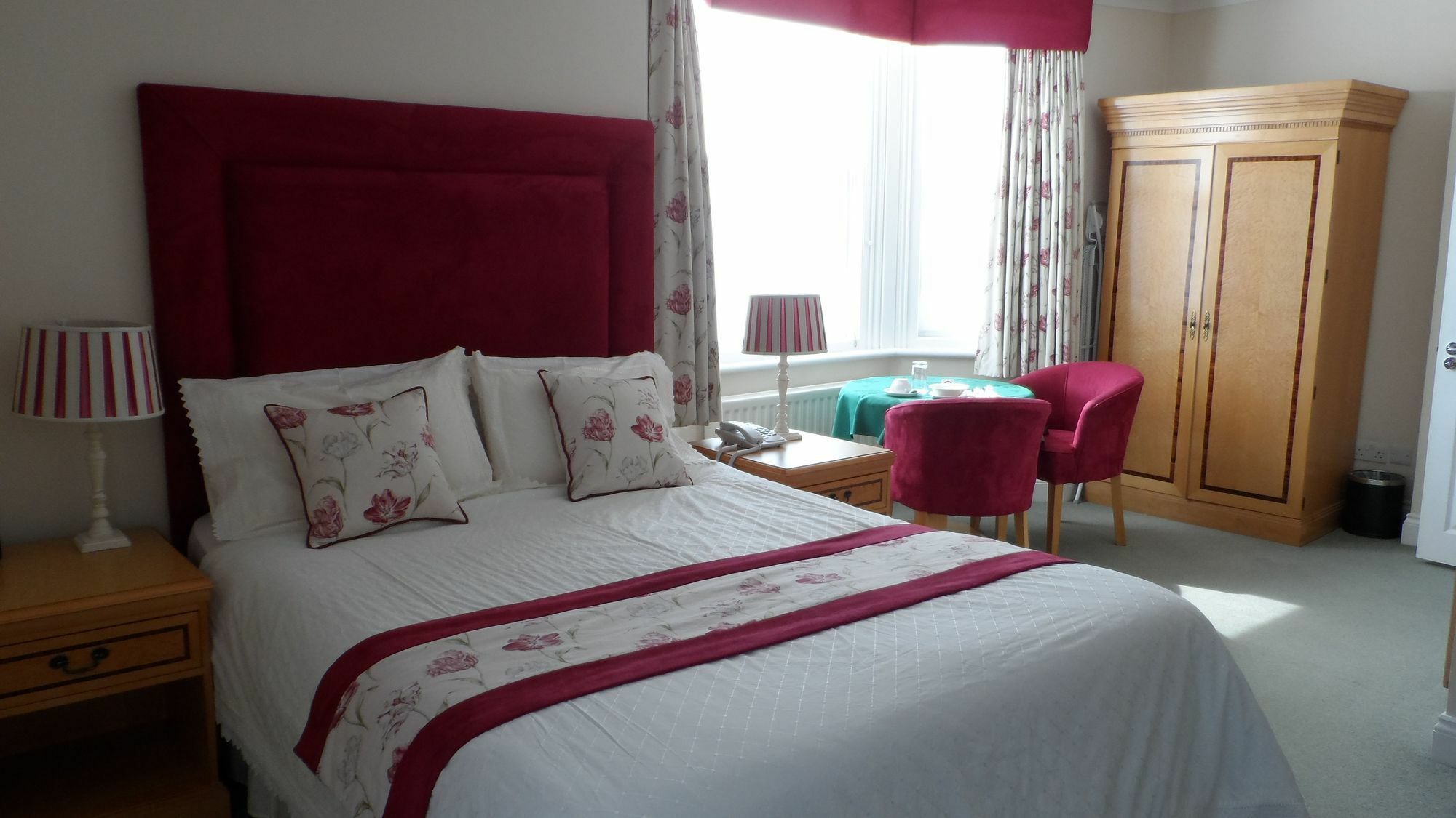 Charles House - Castle Guest house Windsor