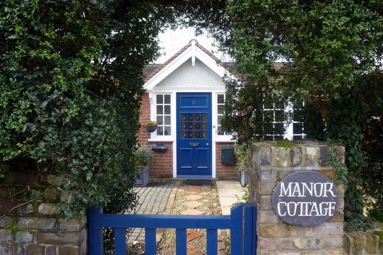 Manor Cottage Bed And Breakfast Bed & Breakfast