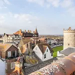 Castle Properties: The Sovereign 5 Bed Town House