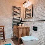 Modern Studio With Private Garden In Windsor