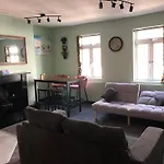 One Bed Apartment In Windsor Town Centre, 5 Min Walk To The Castle!!