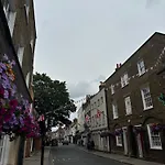 Gorgeous 1 Bedroom & Private Ensuite In Central Windsor Home With Free Parking