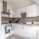 Cosy Central Windsor Apartment , Parking
