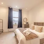 Central Windsor 1 Bedroom Gem,Shared Garden