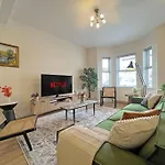 Luxury Central Windsor 5 Bed Home, Parking, Private Garden - Windsor Castle View, Legoland, Ascot, Heathrow Airport