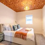 Garden Flat - 2 Bed 2 Bath - Allocated Parking