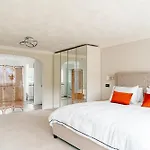 Riverside Bliss In Windsor, 5 Bed, Secure Parking