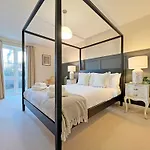 Prime Windsor Location 3 Bedroom Apartment With Free Private Parking