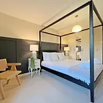 Prime Windsor Location 3 Bedroom Apartment With Free Private Parking