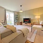Prime Windsor Location 3 Bedroom Apartment With Free Private Parking