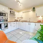 Prime Windsor Location 3 Bedroom Apartment With Free Private Parking