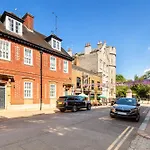 Windsor Castle 4-Bed & Garden