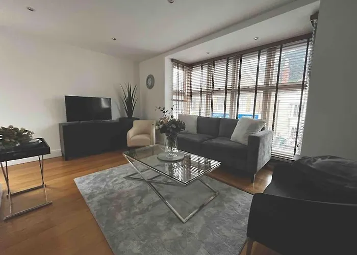 Windsor Chic & Central, 2 Kingsize Bedrooms, Spacious With Gated Private Parking