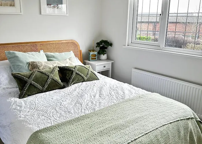 Gorgeous 1 Bedroom & Private Ensuite In Central Windsor Home With Free Parking