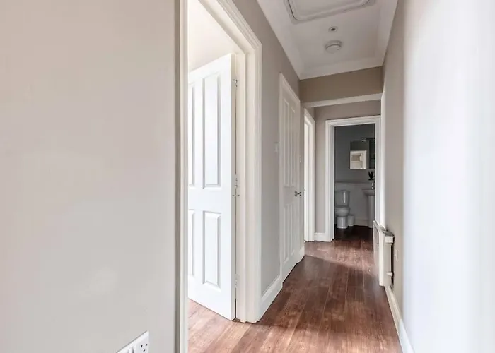 Cosy Central Windsor Apartment , Parking