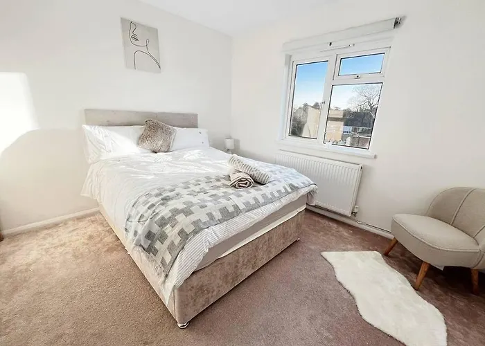 New Stylish 2-Bed Retreat In Central Windsor
