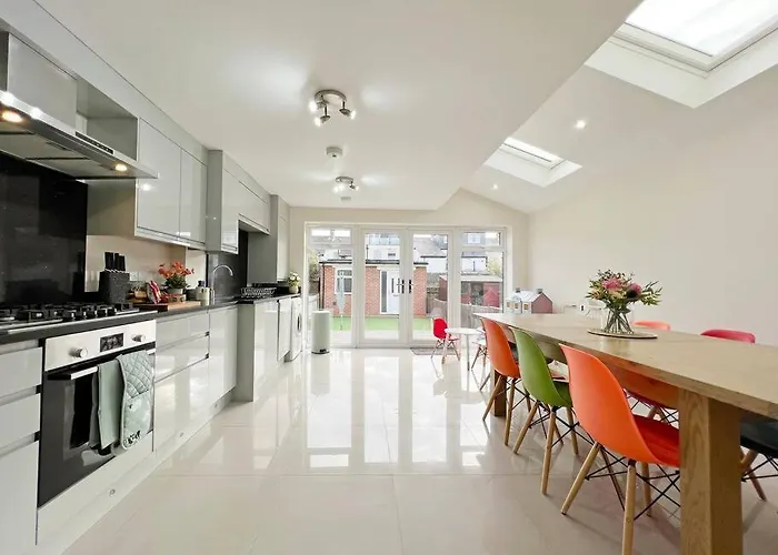 Luxury Central Windsor 5 Bed Home, Parking, Private Garden - Windsor Castle View, Legoland, Ascot, Heathrow Airport