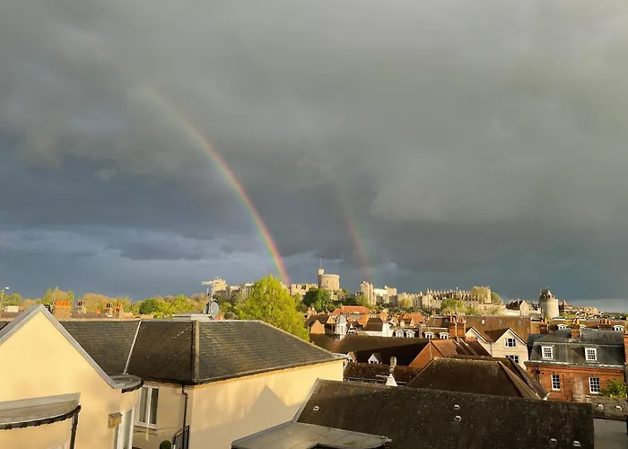 Top Floor En-Suite Double Bedrooms With Great View Of Windsor Castle & Free Parking