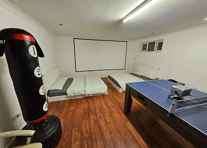 Large Annexe With Games Room Pool Table Ping Pong Air Hockey Movie Projector