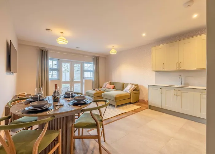 Garden Flat - 2 Bed 2 Bath - Allocated Parking