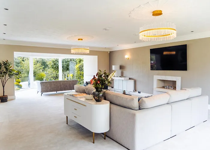 Riverside Bliss In Windsor, 5 Bed, Secure Parking