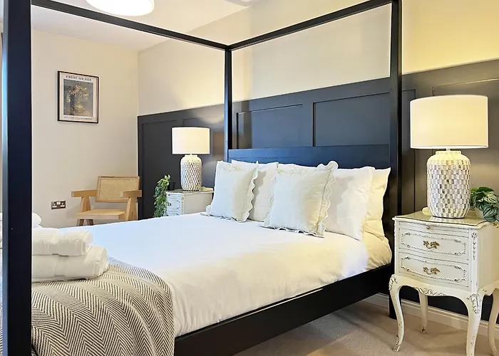 Prime Windsor Location 3 Bedroom Apartment With Free Private Parking