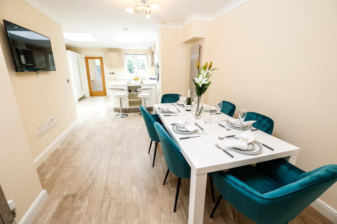 Stunning 4 Bedroom Spacious Modern House Holiday home