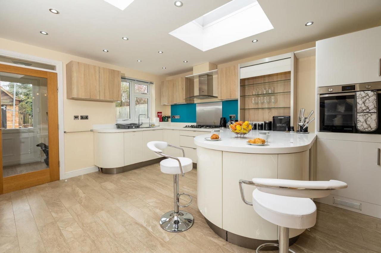 Stunning 4 Bedroom Spacious Modern House Windsor