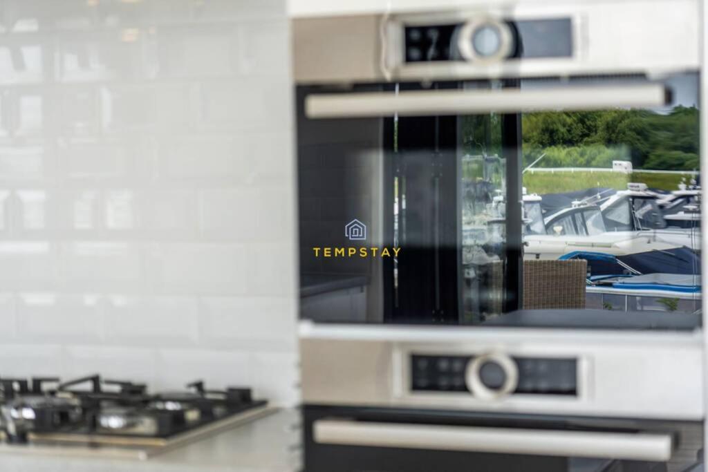 Luxury River Thames - Marina - Parking Holiday home Windsor