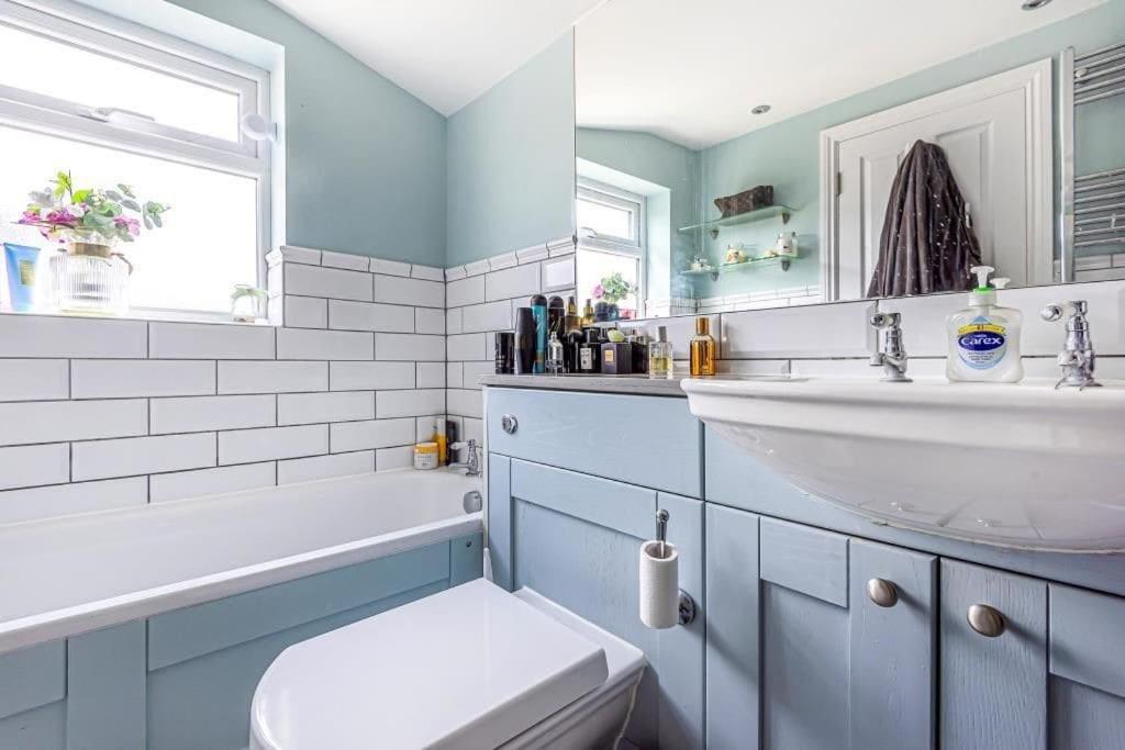 Lovely 2-bed In Free Parking, 1 Mile From Legoland Apartment *
