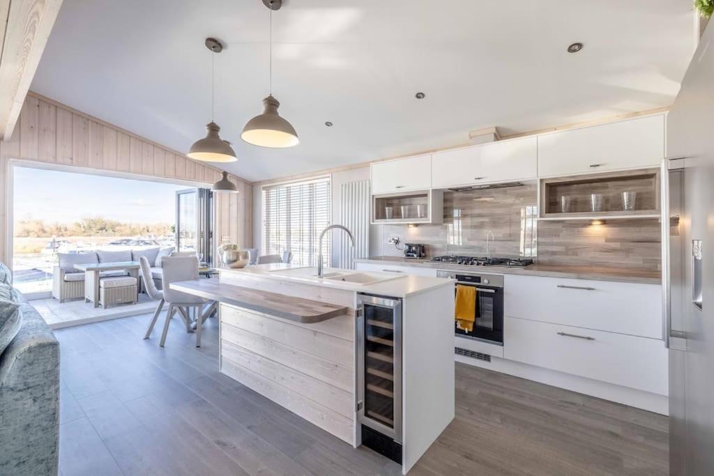 Stylish At Racecourse Marina Holiday home