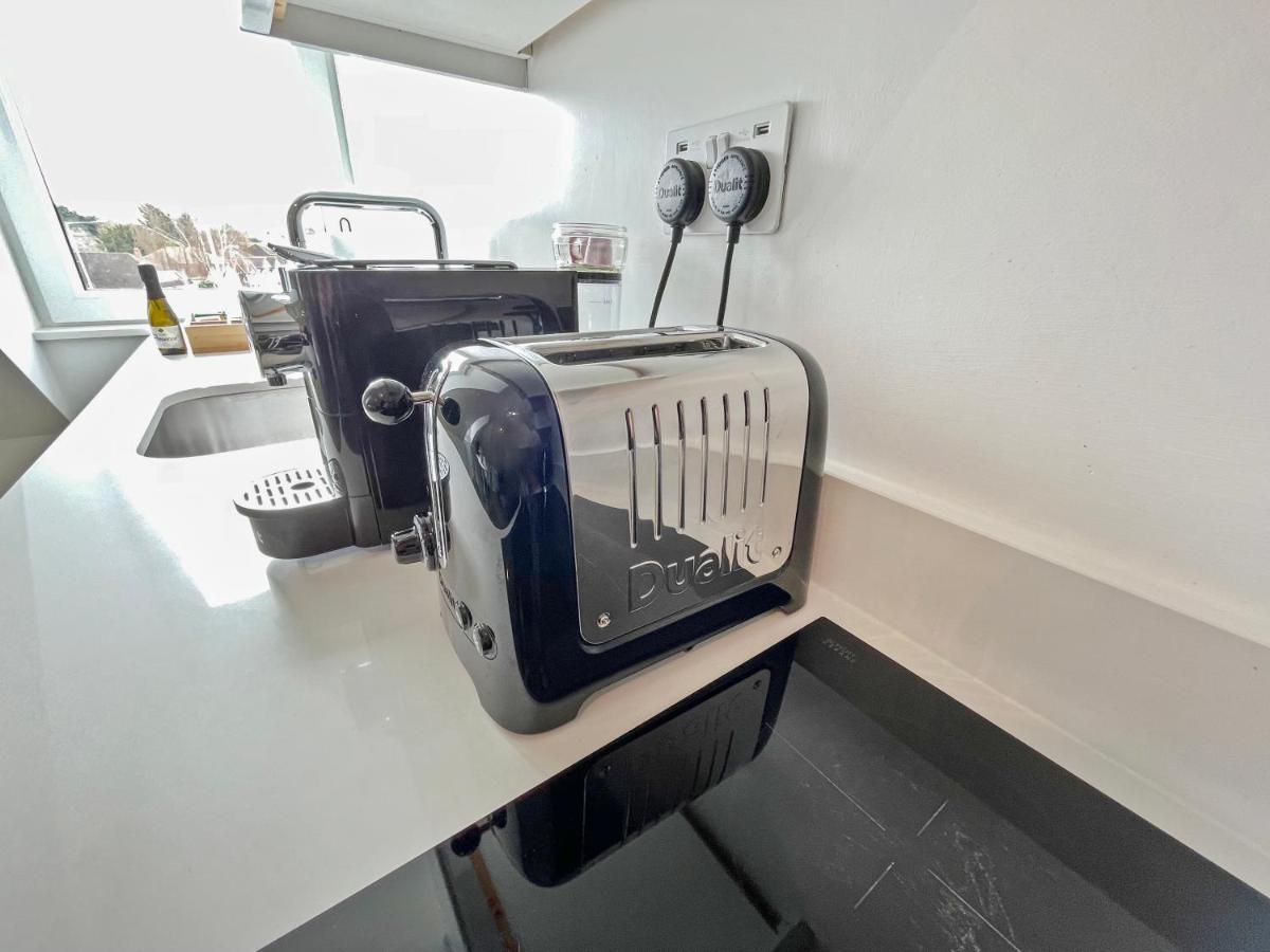 Entr - Modern In Apartment Windsor
