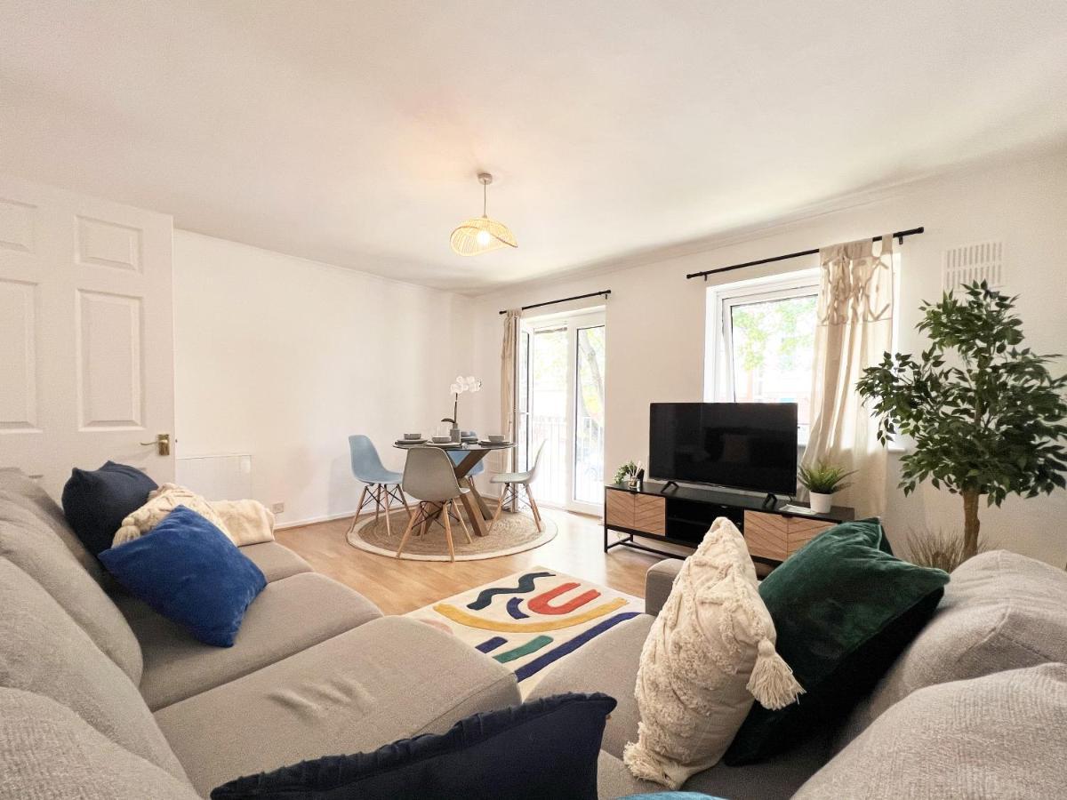Apartment Gate Retreat: 2-bed With Parking Windsor