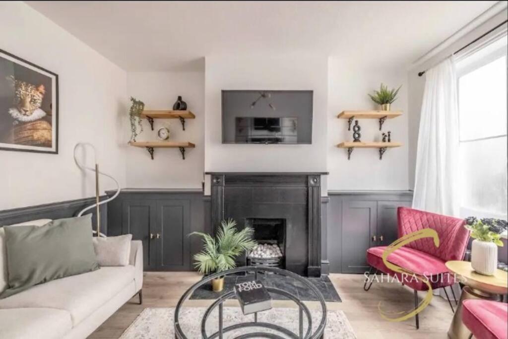 Monthly Escape - Retreat - Centre - Near Castle & Eton - Sleeps 4 *