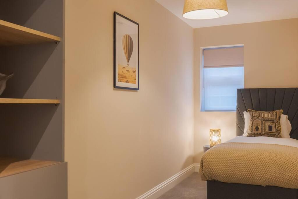 2bed/2bath Bliss, Private Parking Windsor