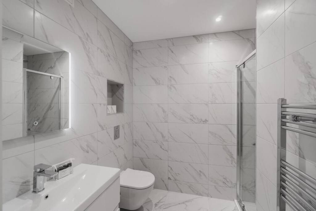 2bed/2bath Bliss, Private Parking Windsor