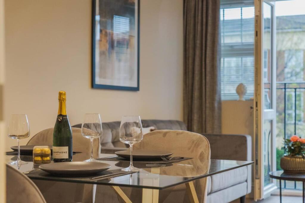 2bed/2bath Bliss, Private Parking Windsor