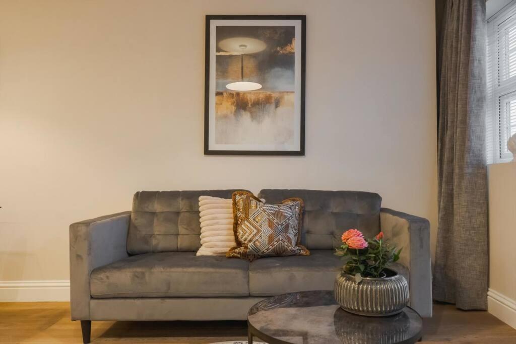 Apartment 2bed/2bath Bliss, Private Parking Windsor