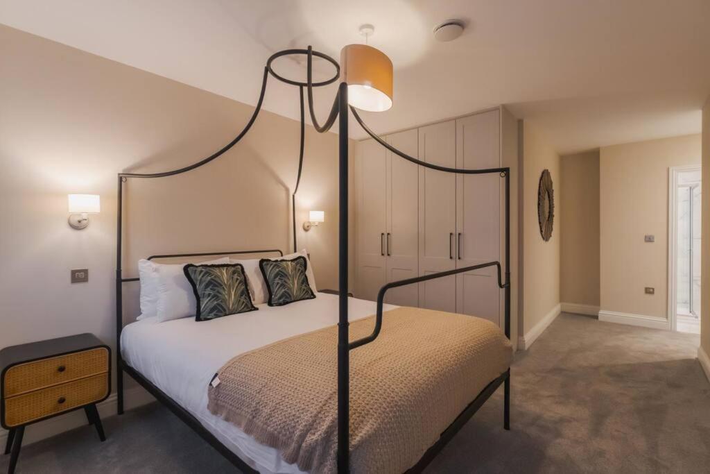 Apartment 2bed/2bath Bliss, Private Parking Windsor